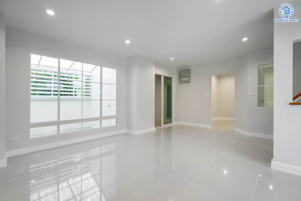 บ้านมือสองตกแต่งใหม่ แบรนด์ LH ม.ชลลดา บางใหญ่-เซ็นทรัลเวสต์เกต หลังใหญ่ เนื้อที่ 52.5 ตร.ว. ฟังก์ชัน 5 ห้องนอน (มีห้องนอนชั้นล่าง 2 ห้อง) 2 ห้องน้ำ 2 ที่จอดรถ Facilities ครบครัน บนทำเลเดินทางสะดวก เชื่อมต่อถ.กาญจนาภิเษก และเพียง 10 นาทีถึงรถไฟฟ้า "สถานีคลองบางไผ่"